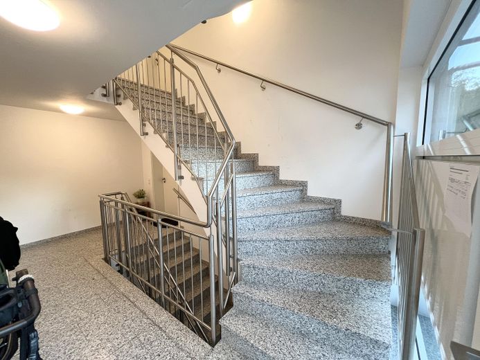 Ekskluzywny, w pełni umeblowany i wyposażony penthouse w spokojnej lokalizacji z dogodnym połączeniem komunikacyjnym. – Treppenhaus