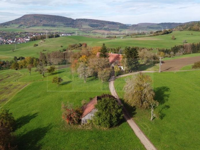 Ein Ort mit Geschichte, Weite und Möglichkeiten: Dieser Doppelbauernhof verbindet Ruhe, beeindruckende Ausblicke und viel Raum für neue Ideen. – Foto 1