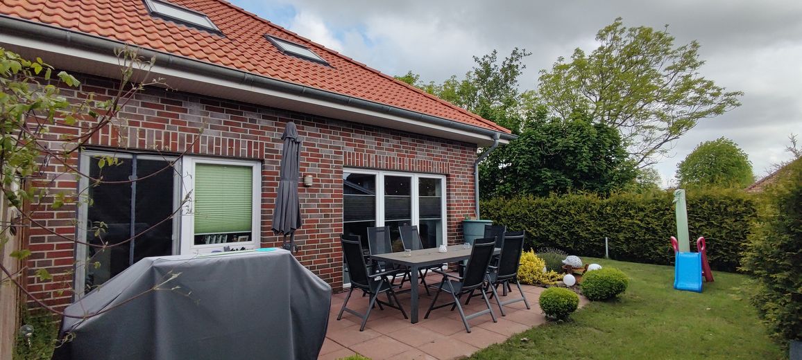 Inteligentny młody bliźniak w Norden – Blick vom Garten
