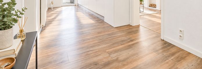 Świeżo wyremontowane mieszkanie 3-pokojowe z balkonem, łazienką z oknem i WC dla gości w Altenstadt