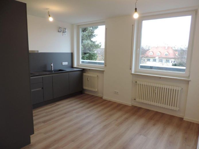 Küche mit großen Fenstern