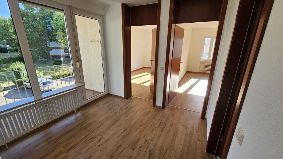 Wörth/Maximiliansau'da balkon ve loggialı aydınlık 3,5 odalı daire – tadilat sonrası ilk kullanım – Diele mit Zugang zur Loggia