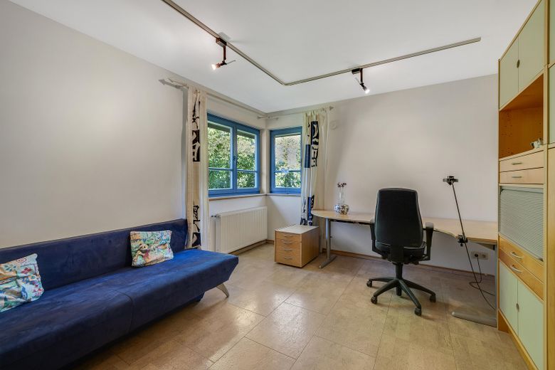Zedernholzhaus mit Sauna, Werkstatt und Garten: viel Platz zum Wohnen, Arbeiten und Entspannen – Arbeitszimmer