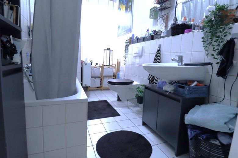 8 Parteien-Mehrfamilienhaus + + im tollen Umfeld + + 1 Garage und ein kleiner Garten am Innenhof – Bad