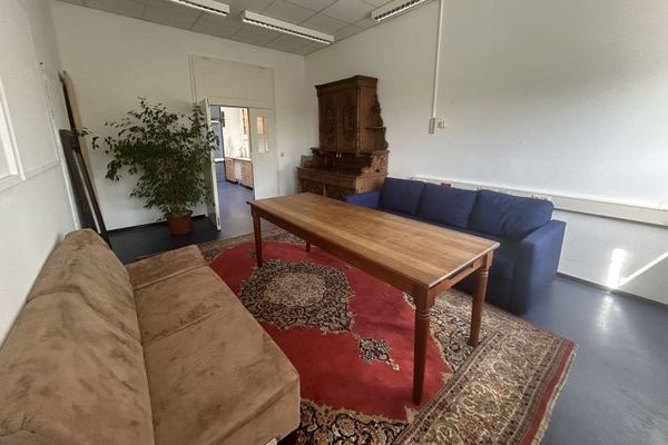 Helles 2-Raum-Büro mit Industriecharme und Stellplatz zu vermieten