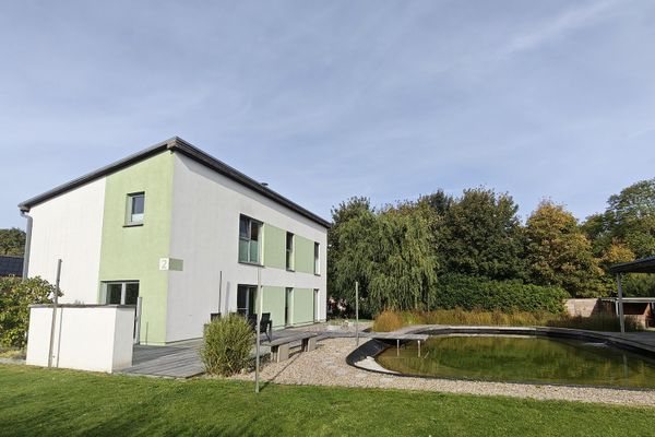 Architektenhaus mit Naturteich, Sauna, Solar + vielseitigem Nebengebäude