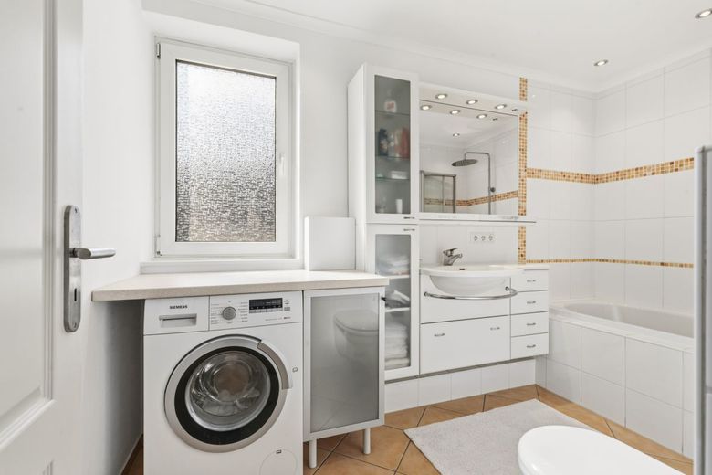 Sonnige Balkonwohnung mit Stellplatz in Halstenbek – Badezimmer 1