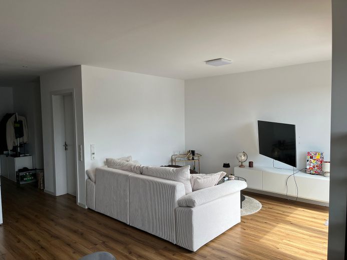 Appartamento moderno di nuova costruzione in posizione centrale a Holzhausen – Wohnzimmer
