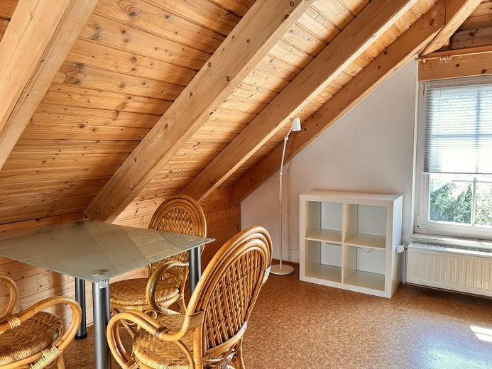 möblierte DG-Wohnung in Schkeuditz – ideal als arbeitsbedingte Wohnung – Esstisch