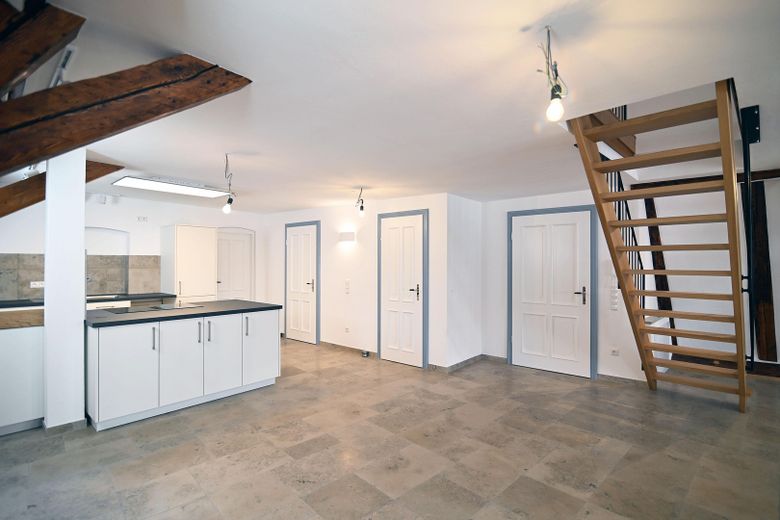 Stilvoll modernisiert: 4-Zimmer-Dachgeschosswohnung in Freising mit Dachterrasse – Wohnen