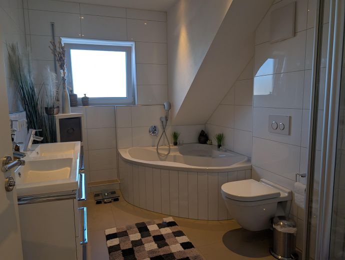 Eckbadewanne und Glasdusche