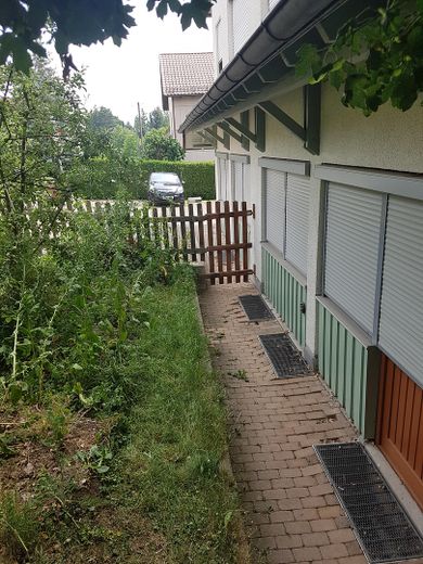 3 Apartments einzeln oder zusammen als Wohnung, TG, Stellplatz, dazu Garten mietbar – Ost. Rolläden gegen Hitze gut!