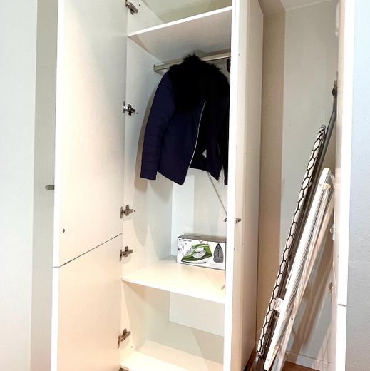 5,2 % de rentabilidad | Obra nueva en Berlín-Adlershof | sin límite de alquileres | totalmente amueblado – Garderobe