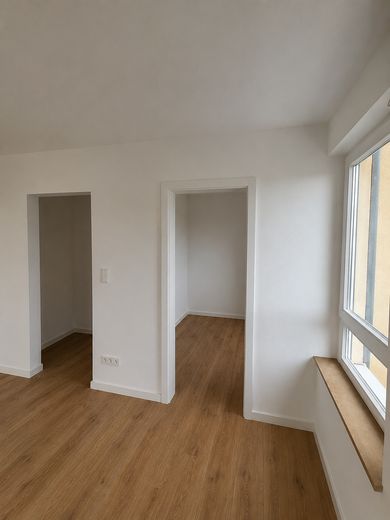 Modern kernsaniert provisionsfrei – stilvolles Wohnen mit besonderer Panorama-Fensterfront – Blick Schalfzimmer - Flur