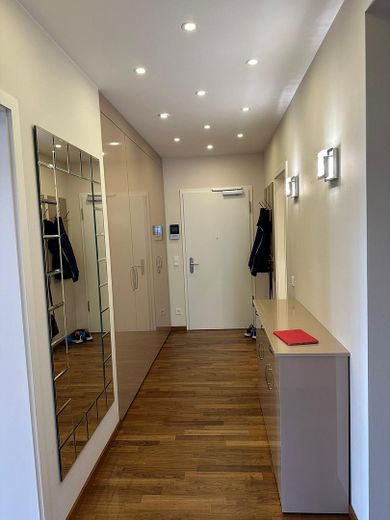 4 Zimmer Wohnung in einer Stadtvilla in Schmargendorf, Fußbodenheizung, Terrasse, 2 TG Stellplätze – Flur