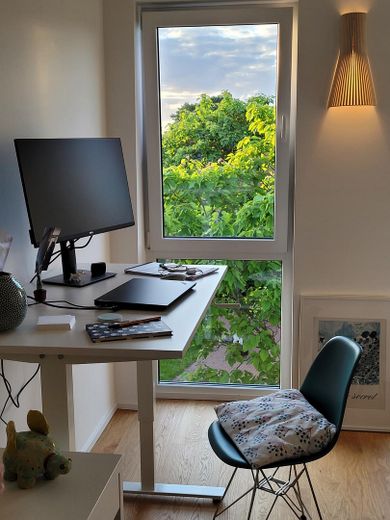 D'dorf çok yakın: 1.295 Euro soğuk kira, balkonlu yeni yapı çatı katı dairesi – Büro