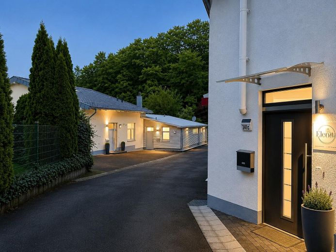 Modernes Wohnhaus mit separater Gewerbeeinheit in ruhiger Citylage – Blick von der Einfahrt aus