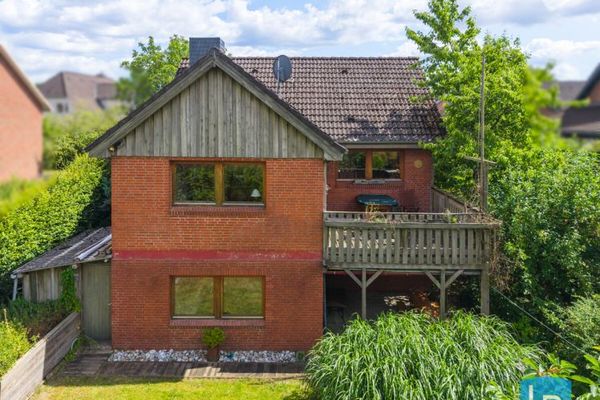 Tanto spazio per tutta la famiglia – Casa unifamiliare con potenziale in posizione ai margini dei campi