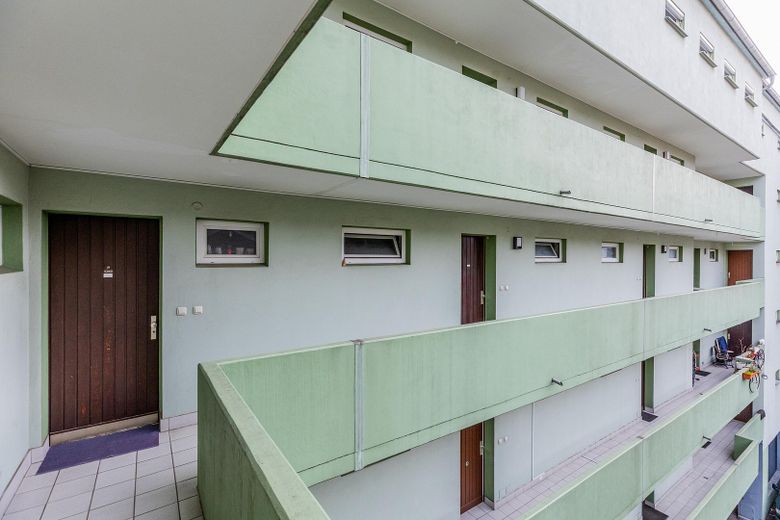 Voll möbliertes 1-Zimmer-Apartment in Sachsenhausen – 999 € all-inclusive, sofort frei – Zugang zum ruhigen Hinterhof