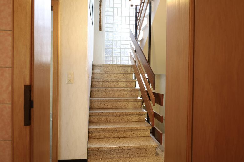139 qm | 7 Zimmer | 2 Balkone | Reihenendhaus für 125.000 € – EG Treppenhaus 