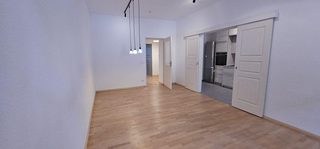 Wohnen am Zionskirchplatz – sanierter Altbau in einer der schönsten Lagen Berlins – Wohnzimmer Blick Küche