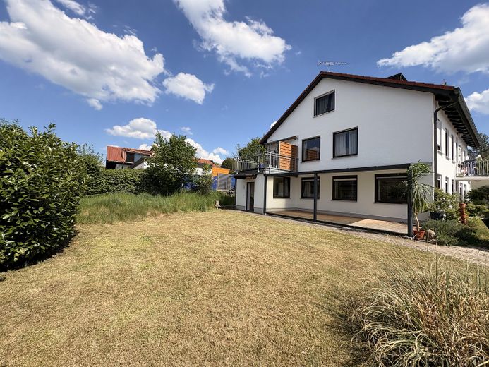 Außenansicht mit Garten