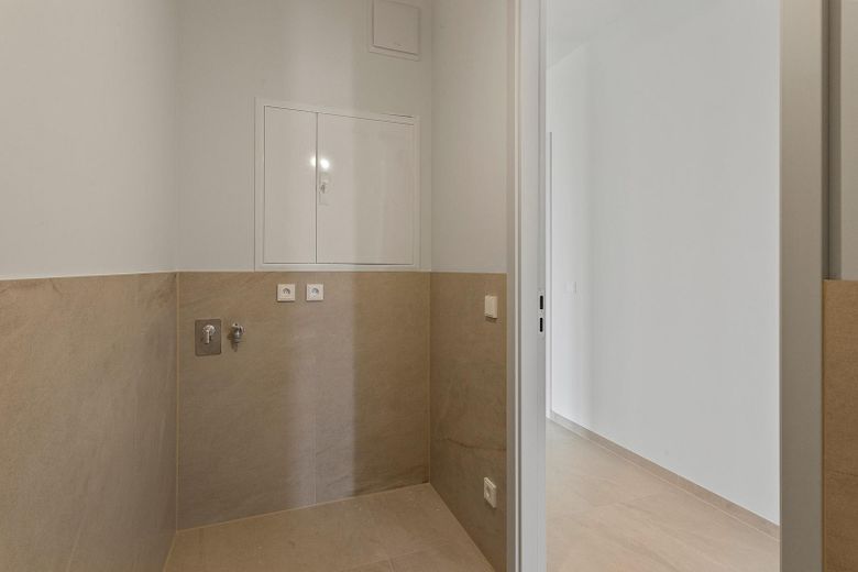 4-Zimmer-Wohnung mit hochwertiger Einbauküche und großem Balkon zu vermieten! – Hauswirtschftsraum 