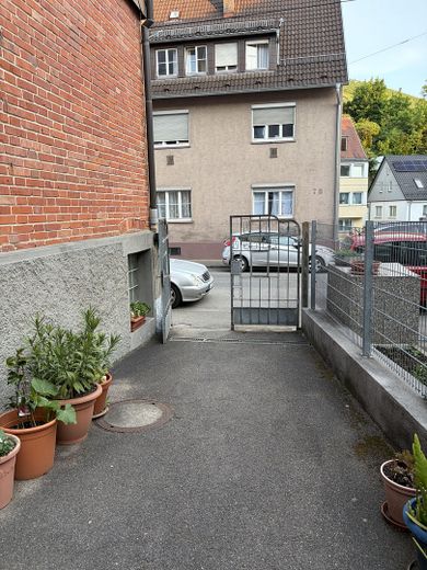 Wunderschöne, offene und modernisierte 2-Zimmer-Wohnung mit Balkon in Stuttgart-Untertürkheim – Hof