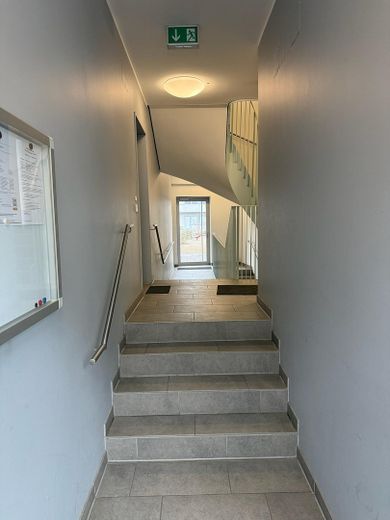Amueblado: moderno apartamento de 4 habitaciones en los Welfenhöfen (limitado a dos años) – Treppenaufgang_1