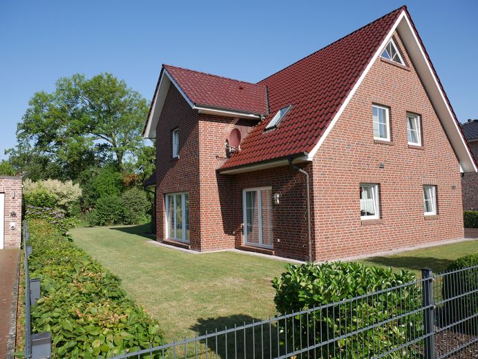 Hochwertig, Modern, in einmaliger grüner Lage – Blick aus Südost