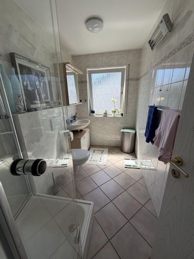 Bestlage am Budenheimer Wald / Helle 3-Zimmer Wohnung mit Balkon und Garage – Duschbad