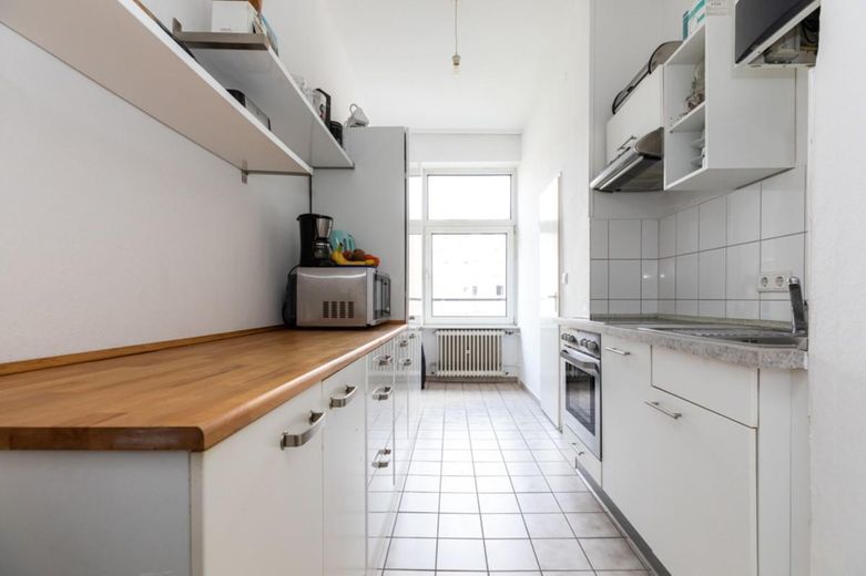 Sehr helle und gut geschnittene 3Zi Altbauwohnung in zentraler Lage – Küche