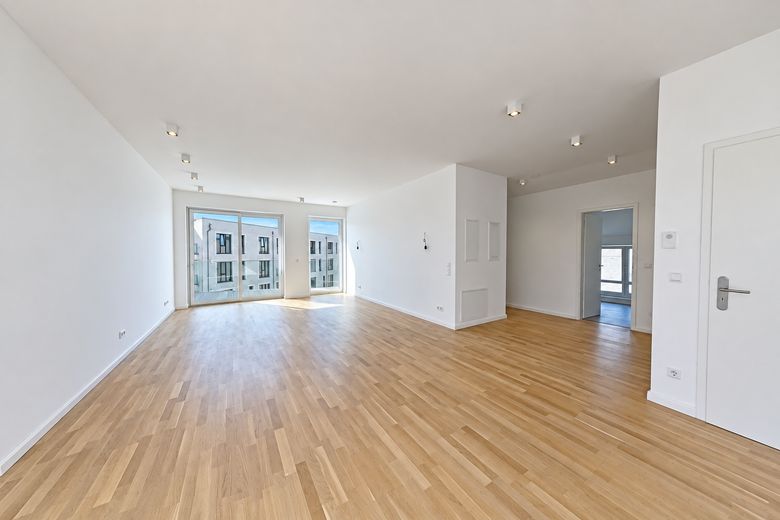 Appartamento molto luminoso, dalla disposizione moderna, con balcone (un tocco di Skywalk), garage incluso – Wohn-/Eßbereich