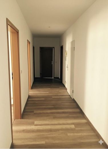 Provisionsfrei - Modernisiertes MFH mit 5-Zimmer-Wohnungen & Bauland extra – Ausbaustandard Flur (2015)