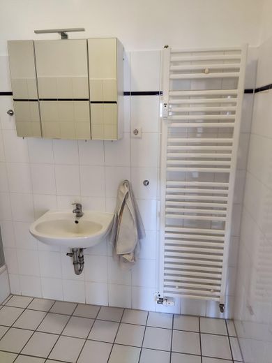 Waschbecken und Hadtuchhalter