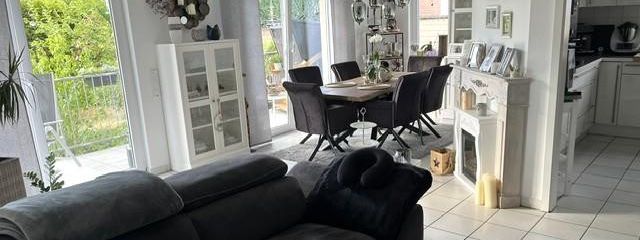 Hochwertige helle 3-Zi.-Whg., Einbauküche u. Balkon, in modernem 4-Fam.-Haus, Bestwohnlage Groovnähe – Wohn- / Essbereich Gartenblick