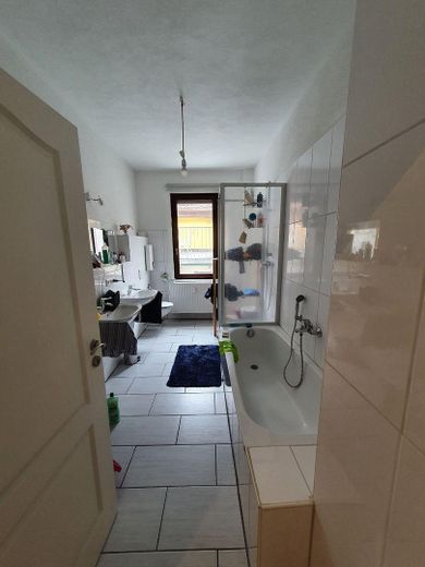 Exklusive 2-Zimmer-Wohnung mit Terrasse und EBK im Zentrum von Rottenburg – Bad