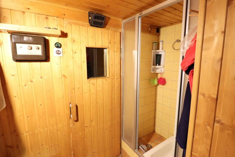 Modernisiertes Ein-/Zweifamilienhaus mit Fernwärmeanschluss in ruhiger Sackgassenlage – Sauna