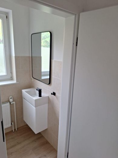 Exklusives Reihenendhaus – Erstbezug nach aufwendiger Sanierung mit PV-Anlage & sonnigem Garten – Gäste WC klein aber fein