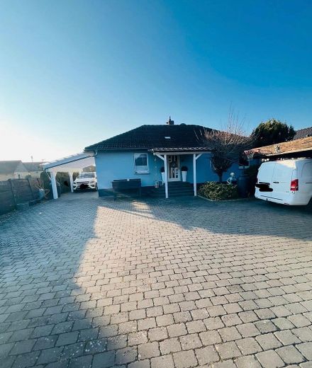 Bungalow familial de rêve avec 6,5 pièces et piscine à Wedemark – Hofansicht