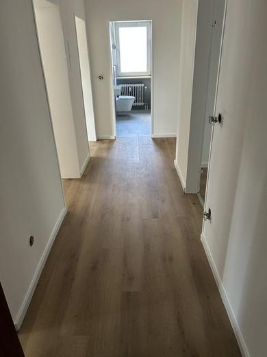 Appartamento ristrutturato di 3,5/4 locali con balcone nel centro di Weiden – Flur