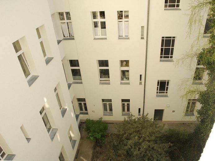 Ku’damm’a yakın, Charlottenburg’un en gözde konumunda şehir yaşamı – Komisyon ücreti olmayan şirin daire – Innenhof