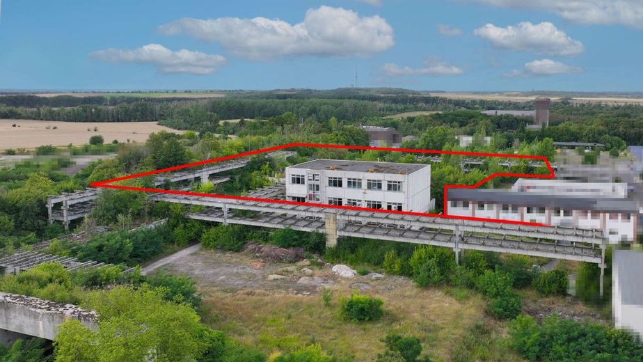 Provisionsfrei! Bei Magdeburg: Halle + 3 geschossiges Funktionsgebäude auf 9954m² in Schönebeck – Suedost Luftbild
