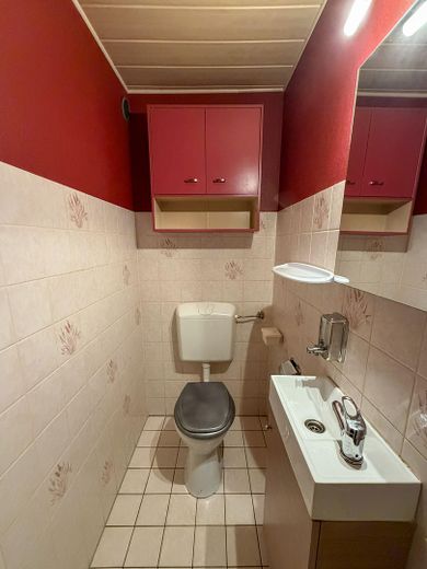 Wuppertal-Ronsdorf’ta müstakil sıra ev – Gästetoilette im UG