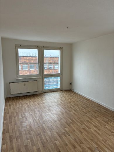 Helle, zentrumsnahe Wohnung mit Wannenbad – Wohnzimmer