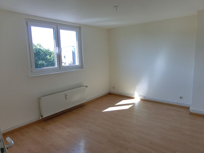 Schöne & helle 2-Zimmer-Wohnung mit Einbauküche - ab sofort verfügbar – Wohnzimmer