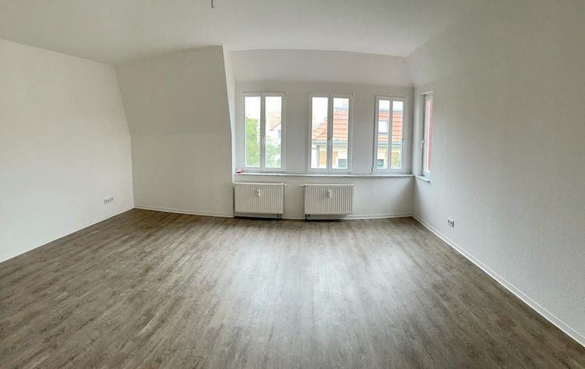SOFORT: 77qm 2-Zimmer 3. Etage DG Markkleeberg | 3min S-Bahn | 5min agra-Park | saniert 2022 – Wohnzimmer