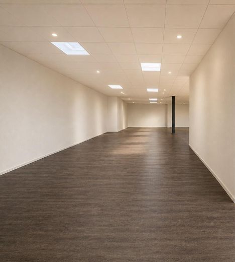 Showroom/commercial space in a prime location on a heavily trafficked road – Photo 1