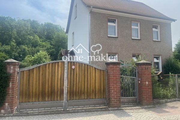 Casa bifamiliare con fienile, garage e ampio giardino