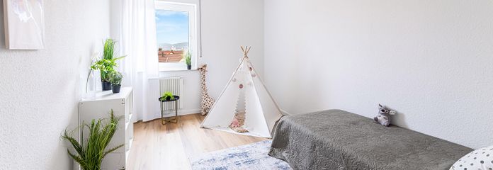 PROVISIONSFREI: Renovierte 3-Zimmer-Wohnung mit Balkon, Domblick, Aufzug und Garage – Helles Kinderzimmer